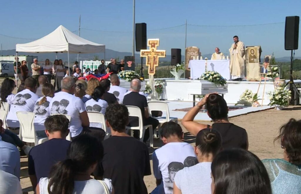San Martino in Colle, folla commossa per l’ultimo saluto a Samuele e Leonardo