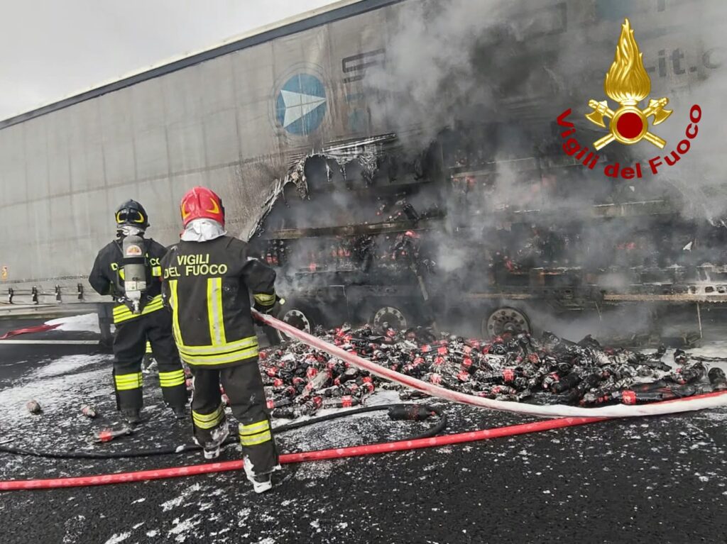 Autotreno in fiamme sull’A1 a Orvieto, traffico bloccato verso nord