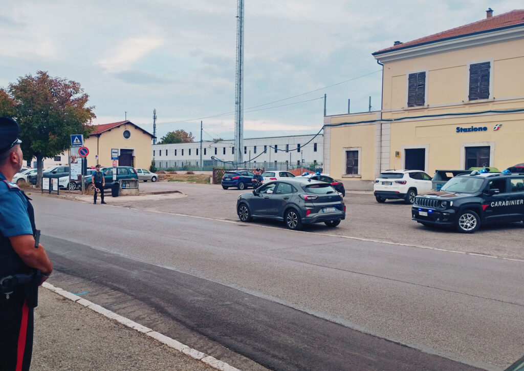 Umbertide, sorpreso a nascondere cocaina tra i capannoni industriali: arrestato 32enne