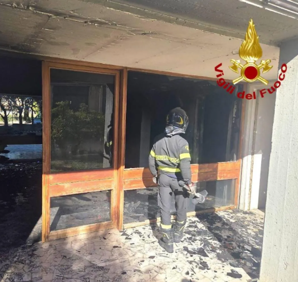 Foligno, incendio nel vano contatori: un intossicato e sei famiglie fuori casa